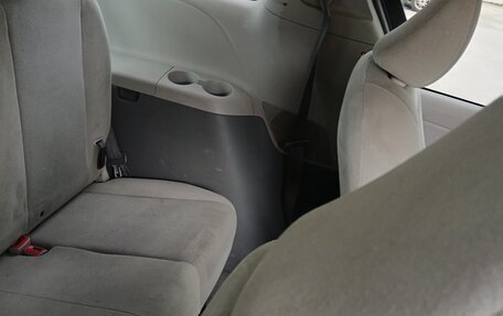 Toyota Sienna III, 2010 год, 1 800 000 рублей, 8 фотография