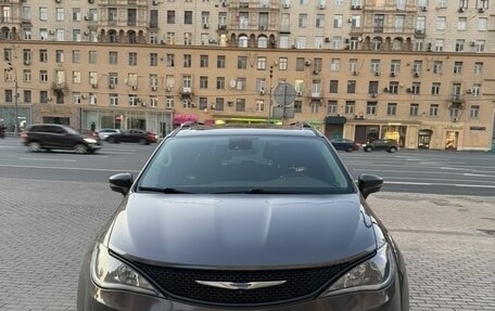 Chrysler Pacifica (RU), 2018 год, 2 650 000 рублей, 1 фотография