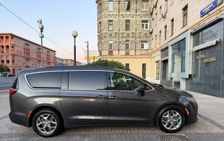 Chrysler Pacifica (RU), 2018 год, 2 650 000 рублей, 5 фотография
