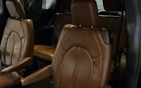 Chrysler Pacifica (RU), 2018 год, 2 650 000 рублей, 10 фотография