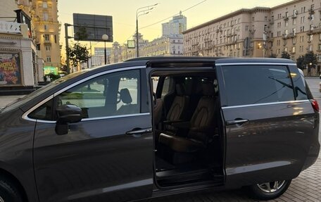 Chrysler Pacifica (RU), 2018 год, 2 650 000 рублей, 9 фотография
