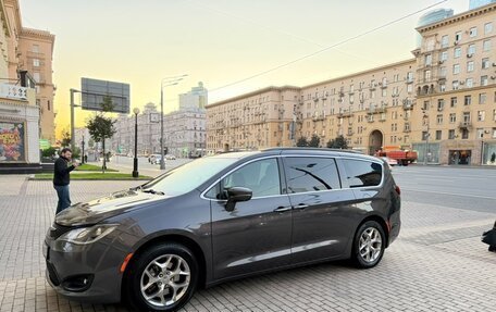 Chrysler Pacifica (RU), 2018 год, 2 650 000 рублей, 4 фотография