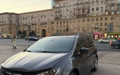 Chrysler Pacifica (RU), 2018 год, 2 650 000 рублей, 3 фотография