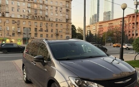 Chrysler Pacifica (RU), 2018 год, 2 650 000 рублей, 2 фотография