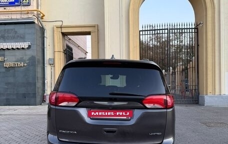 Chrysler Pacifica (RU), 2018 год, 2 650 000 рублей, 6 фотография