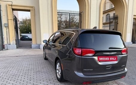 Chrysler Pacifica (RU), 2018 год, 2 650 000 рублей, 8 фотография