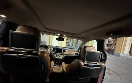 Chrysler Pacifica (RU), 2018 год, 2 650 000 рублей, 15 фотография