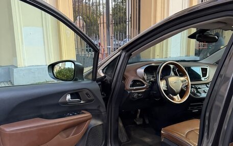 Chrysler Pacifica (RU), 2018 год, 2 650 000 рублей, 16 фотография