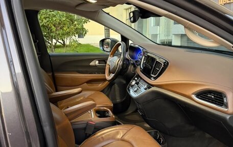 Chrysler Pacifica (RU), 2018 год, 2 650 000 рублей, 18 фотография