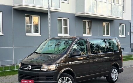 Volkswagen Multivan T5, 2015 год, 2 999 000 рублей, 1 фотография