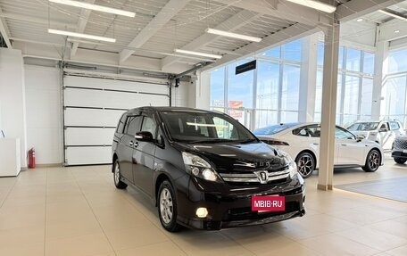 Toyota ISis I, 2012 год, 1 299 000 рублей, 8 фотография
