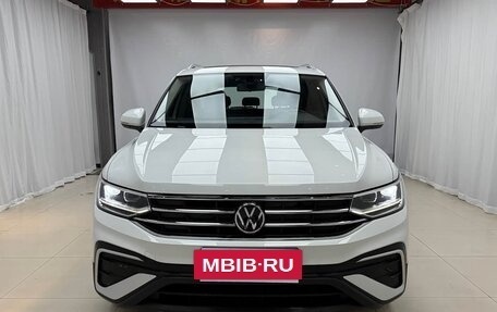 Volkswagen Tiguan II, 2023 год, 2 401 864 рублей, 2 фотография