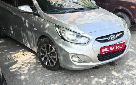 Hyundai Solaris II рестайлинг, 2012 год, 600 000 рублей, 5 фотография
