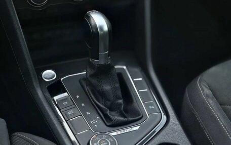 Volkswagen Tiguan II, 2018 год, 2 680 000 рублей, 11 фотография