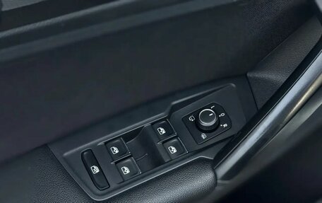 Volkswagen Tiguan II, 2018 год, 2 680 000 рублей, 17 фотография