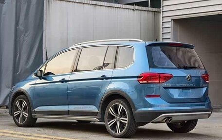 Volkswagen Touran III, 2022 год, 1 430 000 рублей, 5 фотография