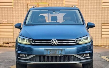 Volkswagen Touran III, 2022 год, 1 430 000 рублей, 2 фотография