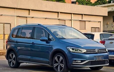 Volkswagen Touran III, 2022 год, 1 430 000 рублей, 3 фотография