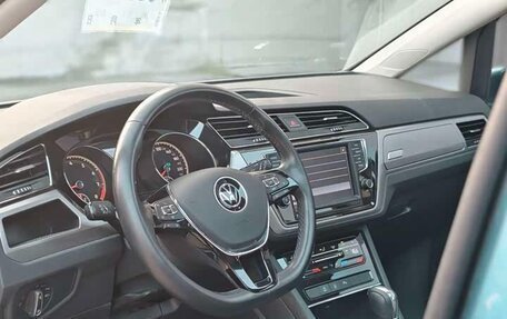 Volkswagen Touran III, 2022 год, 1 430 000 рублей, 10 фотография