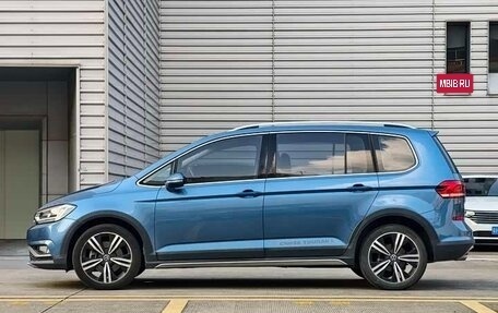 Volkswagen Touran III, 2022 год, 1 430 000 рублей, 4 фотография