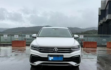 Volkswagen Tiguan II, 2022 год, 1 860 000 рублей, 2 фотография