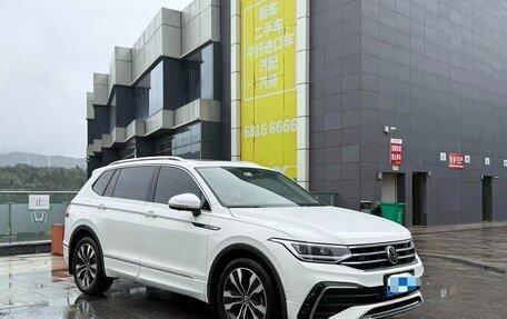 Volkswagen Tiguan II, 2022 год, 1 860 000 рублей, 3 фотография