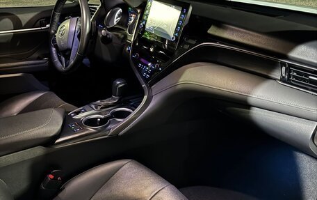 Toyota Camry, 2021 год, 3 550 000 рублей, 5 фотография