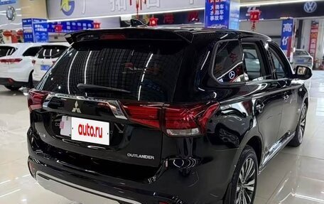 Mitsubishi Outlander III рестайлинг 3, 2022 год, 2 150 002 рублей, 6 фотография