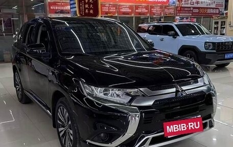 Mitsubishi Outlander III рестайлинг 3, 2022 год, 2 150 002 рублей, 4 фотография