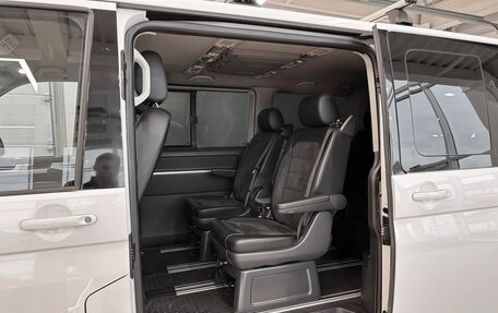 Volkswagen Multivan T6 рестайлинг, 2017 год, 4 399 900 рублей, 19 фотография