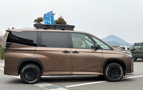 Toyota Voxy, 2023 год, 4 300 000 рублей, 5 фотография