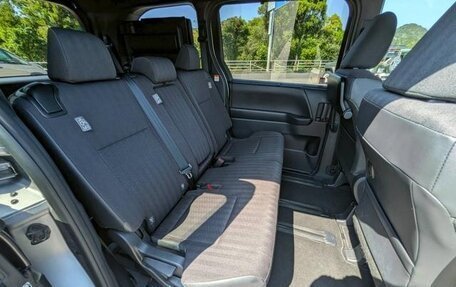 Toyota Voxy, 2023 год, 4 300 000 рублей, 20 фотография