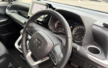 Toyota Voxy, 2023 год, 4 300 000 рублей, 14 фотография