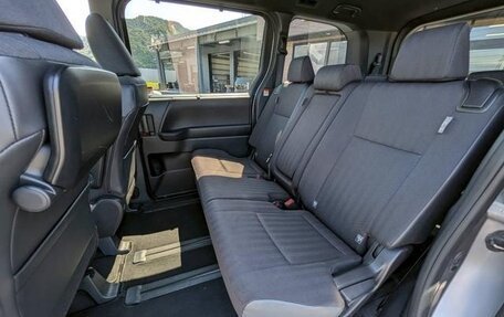 Toyota Voxy, 2023 год, 4 300 000 рублей, 22 фотография
