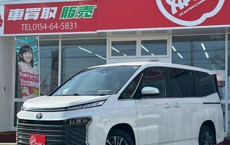 Toyota Voxy, 2023 год, 4 200 000 рублей, 2 фотография