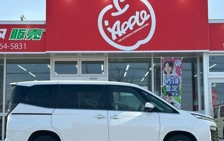 Toyota Voxy, 2023 год, 4 200 000 рублей, 5 фотография