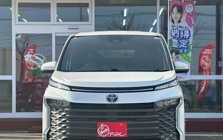 Toyota Voxy, 2023 год, 4 200 000 рублей, 3 фотография