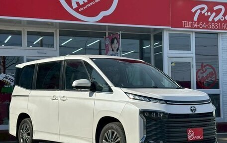 Toyota Voxy, 2023 год, 4 200 000 рублей, 4 фотография