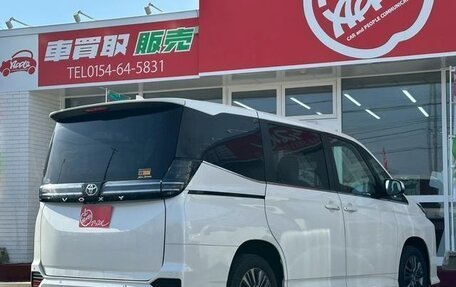 Toyota Voxy, 2023 год, 4 200 000 рублей, 8 фотография