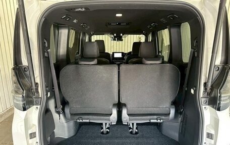 Toyota Voxy, 2023 год, 4 200 000 рублей, 20 фотография