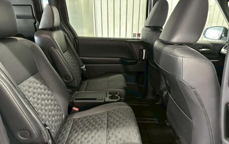 Toyota Voxy, 2023 год, 4 200 000 рублей, 17 фотография