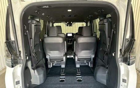 Toyota Voxy, 2023 год, 4 200 000 рублей, 21 фотография