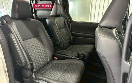 Toyota Voxy, 2023 год, 4 200 000 рублей, 18 фотография