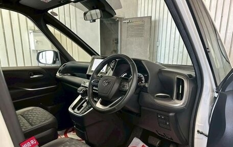 Toyota Voxy, 2023 год, 4 200 000 рублей, 14 фотография