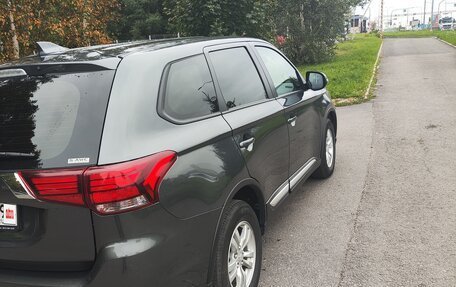 Mitsubishi Outlander III рестайлинг 3, 2021 год, 2 600 000 рублей, 4 фотография