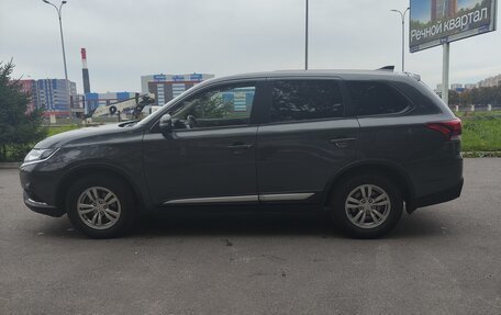 Mitsubishi Outlander III рестайлинг 3, 2021 год, 2 600 000 рублей, 3 фотография