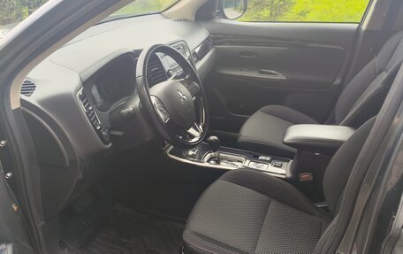 Mitsubishi Outlander III рестайлинг 3, 2021 год, 2 600 000 рублей, 9 фотография