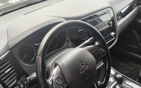 Mitsubishi Outlander III рестайлинг 3, 2021 год, 2 600 000 рублей, 10 фотография