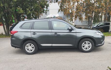 Mitsubishi Outlander III рестайлинг 3, 2021 год, 2 600 000 рублей, 5 фотография