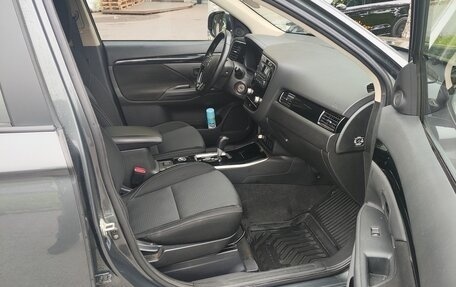 Mitsubishi Outlander III рестайлинг 3, 2021 год, 2 600 000 рублей, 7 фотография